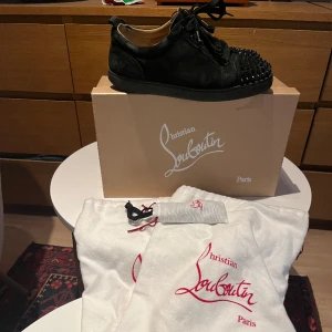 Louboutin  - Skorna är i bra skick och sparsamt använda. Box, dustbags och kvitto finns. Hör av er vid funderingar.