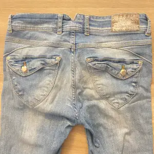 Jeans med liten bootcut och normal midja  Passa på med fri frakt 