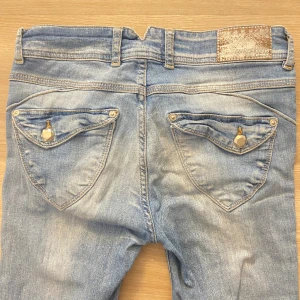 Jeans  - Jeans med liten bootcut och normal midja  Passa på med fri frakt 