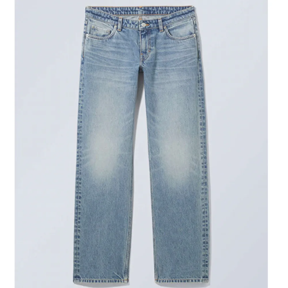 Säljer dessa fina jeans från weekday i modellen arrow low straight💞 Storlek 25/32, och de är i nyskick💗 Skriv för fler bilder, pris kan diskuteras!!💗Nypris: 590kr. Jeans & Byxor.