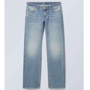 Säljer dessa fina jeans från weekday i modellen arrow low straight💞 Storlek 25/32, och de är i nyskick💗 Skriv för fler bilder, pris kan diskuteras!!💗Nypris: 590kr