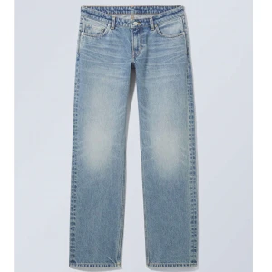Weekday Arrow Low Straight - Säljer dessa fina jeans från weekday i modellen arrow low straight💞 Storlek 25/32, och de är i nyskick💗 Skriv för fler bilder, pris kan diskuteras!!💗Nypris: 590kr