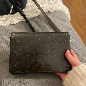 En svart väska - Säljer en svart väska. Knappt använd🩷