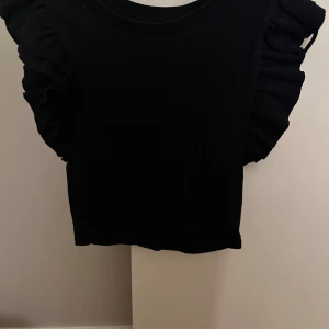 Toppar zara - Säljer två linnen/toppar från zara i svart och vit. båda för 100kr.