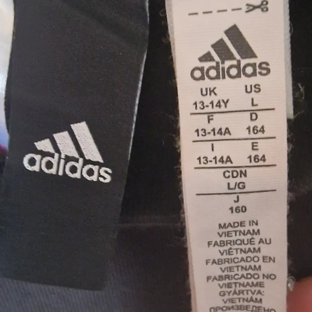 Adidas tröja i fint skick , en liten fläck (se bild)  Men inga hål eller andra fläckar Storlek 164 Katt finns i hemmet . Tröjor & Koftor.