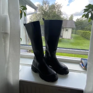 Svarta stövlar  - Svarta stövlar i strlk 37. Säjer då dem är liye stora på mig. Köpta på plick från början från gina tricot. Kan skicka bild på hur dem sitter på vid behov. Pris kan diskuteras 