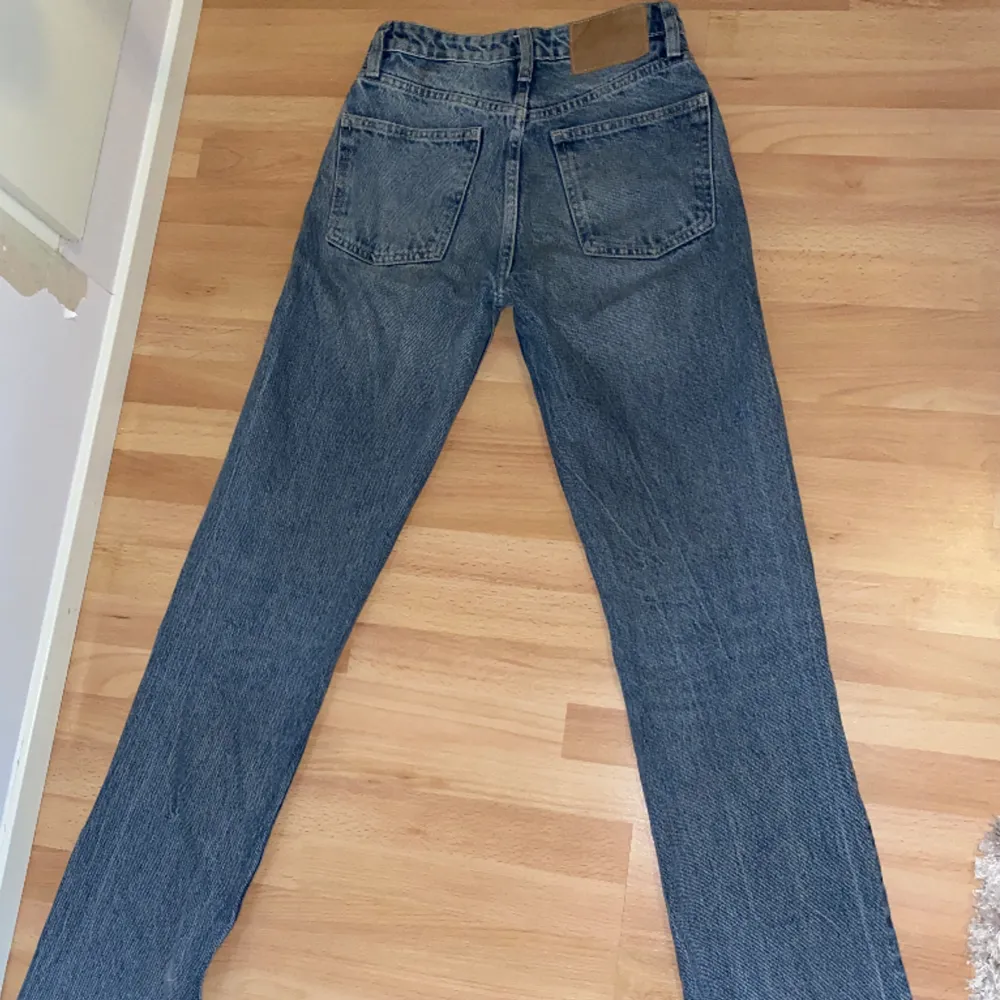 Jätte snygga och trendiga medelhöga raka jeans från zara. Är i gott skick och säljer därför de är för små. Klippta för att vara något långa på mig som är 166cm. Ny pris 399kr🩵. Jeans & Byxor.