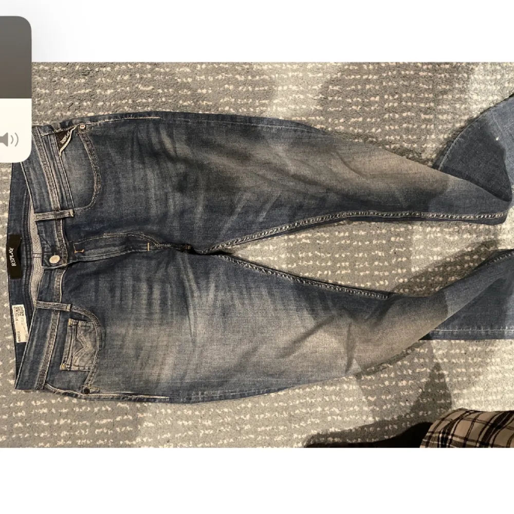 Säljer mina snygga replay jeans till ett mycket bra pris! Storlek 33 . Jeans & Byxor.