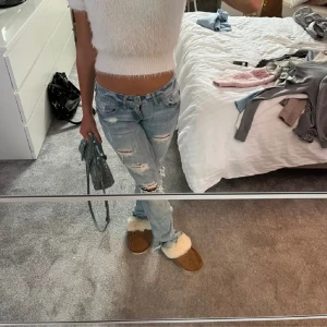 As snygga Lågmidjade jeans - Säljer dessa då de inte passade mig, 35 över midjan , 81 i innerbenslängd! 