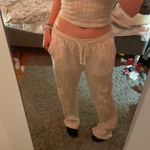 Linnebyxor - Ett par riktigt snygga linnebyxor som jag säljer då jag har lite för många par. Supersköna och luftiga. 🤩❤️ Endast använda en gång. Nypris 1200kr 