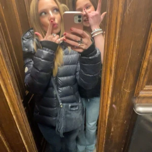 Moncler jacka -  Moncler jacka i modellen ”bady”. Använd 2 vintrar. ser nästan ny ut! Skriv för mer info. 