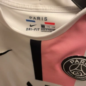PSG tröja - Använd fåtal gånger Skick 9/10 Storlek 176