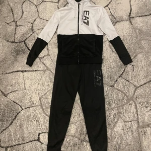 EA7-Tracksuit  - Storlek: XS Äkta  Kan gå ner i pris vid snabb affär. 