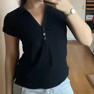 t shirt  - svart t shirt med knappar passar s/xs