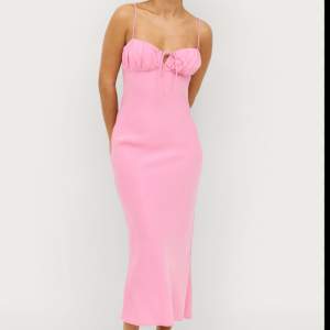 Säljer denna oanvända rosa klänning från gina tricot. Storlek M men passar mig som är en S. Lapparna kvar 