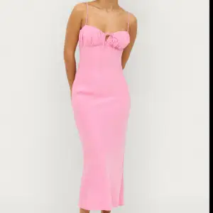 Säljer denna oanvända rosa klänning från gina tricot. Storlek M men passar mig som är en S. Lapparna kvar 