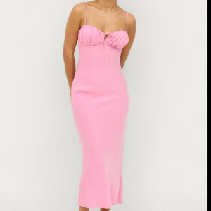 Rosa klänning  - Säljer denna oanvända rosa klänning från gina tricot. Storlek M men passar mig som är en S. Lapparna kvar 