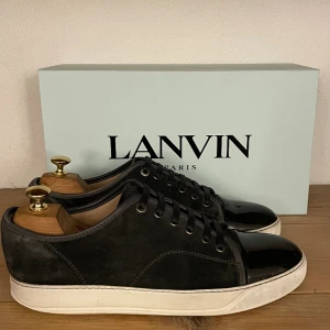 Lanvin skor  - Hej! Säljer nu dessa super eftertraktade lanvin skor. Skorna är i superfint skick 8,5/10. Med skorna medföljer box. 