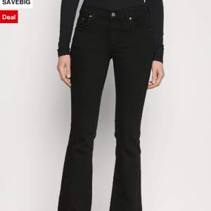 Jättesnygga Lågmidjad jeans från Gina Tricot! Använda men i bra skick😁 Är i storlek L men är ganska små i storleken så passar en M skulle jag säga🩷