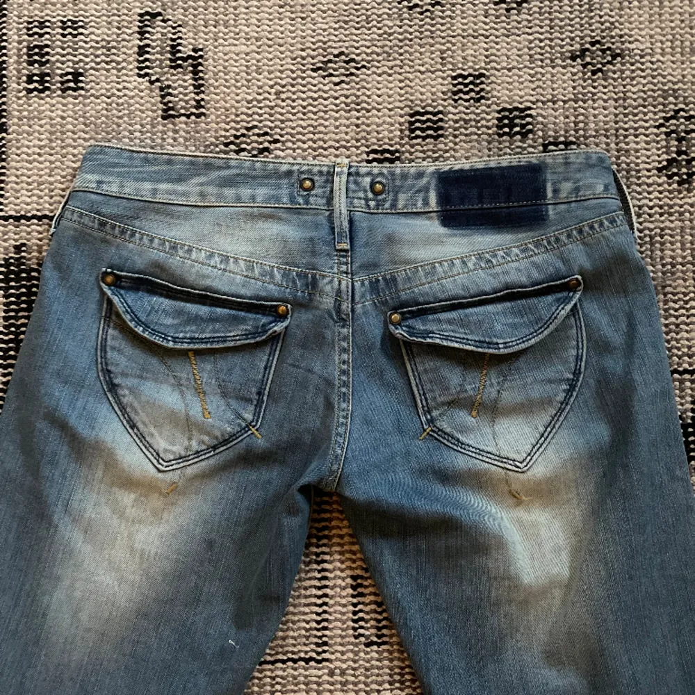 Så sjukt coola jeans som jag och flera verkligen älskar!! Modellen Straight, mått står i storlek. Kan sänka pris om du köper direkt!. Jeans & Byxor.