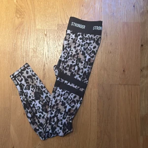 Stronger tights - Säljer dessa strongertights pga. att jag inte använder de längre. Använda några gånger men bra skick. Köpta för 800kr men säljer för 200kr. Storlek Small