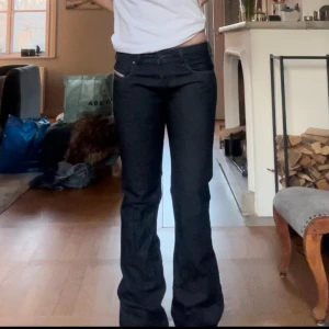 Lågmidjade diesel jeans - Lågmidjade mörkblå vintage diesel jeans🥰passar s/m😇 jag är 168💫 midjemått rakt över 40,5cm❤️benlängd 108cm❤️