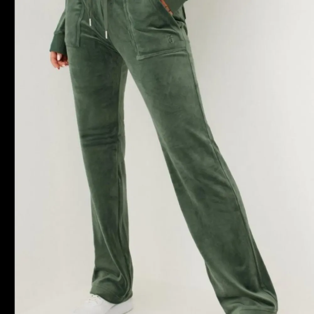 Gröna juicy couture byxor i stl M. Säljer för dom är för dom är tyvärr för stora för mig. Använt ett par gången men dom är i mycket bra skick💕sitter bra på mig i längden som är ca 170 . Jeans & Byxor.