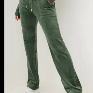 Gröna juicy couture byxor i stl M. Säljer för dom är för dom är tyvärr för stora för mig. Använt ett par gången men dom är i mycket bra skick💕sitter bra på mig i längden som är ca 170 