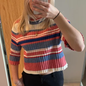 Tröja - Trekvartsärmad tröja. Storleken är L men passar mig som bär S