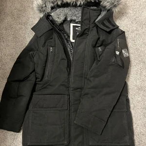 Hollister jacka - Hej, säljer en Hollister dunjacka. Den är i gott skick. 