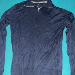 Jack & Jones half zip - Kommer inte till användning, inga defekter. Passar någon runt 175cm. Skriv om ni vill ha bild den den sitter på!