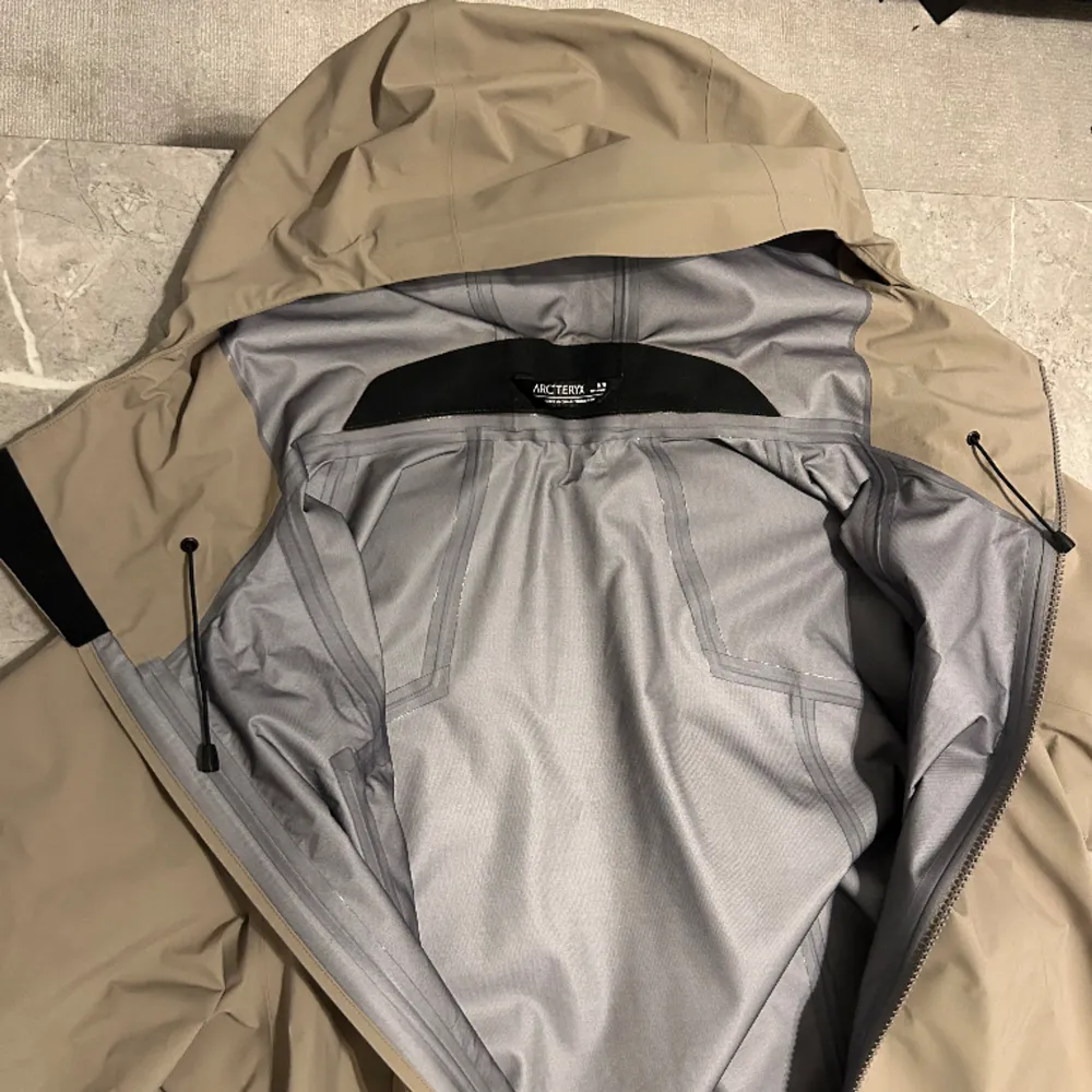 Arc’teryx Fraser Jacket - Nypris 4500kr Perfekt regnjacka, är man ute efter en bra regnjacka så hittar man inte bättre än Arc’teryx med deras fantastiska Gore-Tex och kvalitét. Endast använd ett fåtal gånger så är i toppskick . Jackor.