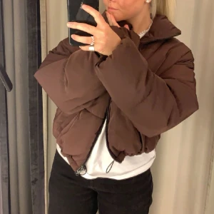 Croppad jacka - Fin croppad jacka utan huva från H&M. Fint skick 🤎 