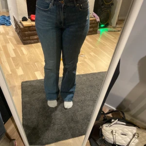 Blåa bootcut  - Säljer dessa fina bootcut då dom är för stora för mig, superfina Andvänd ett fåtal gånger men inga skador💞