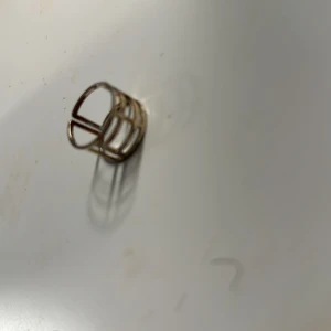 En fin ring som har varit Andvänder men jag tycker inte så mycket om den  - Har varit Andvänd