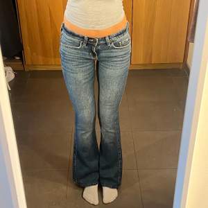 Midja: 74, Innerben: 77💓 Lågmidjade bootcut jeans. Använda få gånger (är som nya) 💓Jag är 170cm 