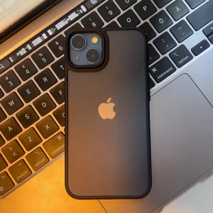 iPhone elegant skal - Låt din mobil uppnå sin elegans med en stilfull skal, ett skal som gör din mobil till en lyxigare mobil och som samtidigt håller din mobil borta från repor eller skador.  Jag har alla iPhone medeller fråniPhone X/XS till och med iPhone 15 Pro Max