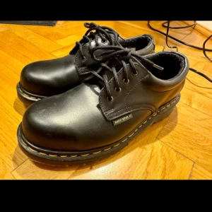 Dr.Martens - Prövade en gång men passade ej så säljer vidare! Bra skick! 