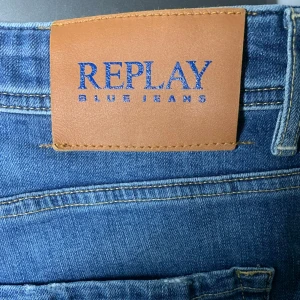 REPLAY byxor  - Säljer mina riktigt feta replay byxor. Riktigt sköna och i dunder kvalite, skulle säga 9/10. Storlek W33 : L32. Comfort fit REPLAY 573 BIO. Om ni har några funderingar eller frågor så är det bara att hojta 🤝🥂