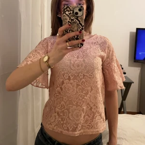 Rosa spets topp  - Spetstopp i så snygg färg. Står storlek 32 men skulle mer säga xs/s