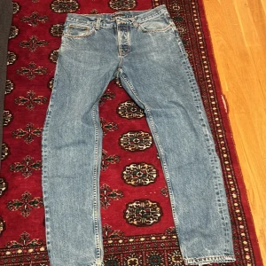Ljus blå nudie Jeans  - Nudie jeans bra passform inte så slitna men är ganska använda vid snabb affär går priset att diskutera 