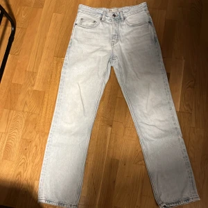 Zara jeans ljusblåa  - Använda bara en gång skick 10/10. Storlek 36 i zara. 