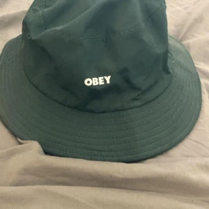 Bucket hat - Två i en, om man vänder den åt andra hållet får den en annan färg och mönster. Köpt på Carlings och har inte kommit till användning. Vetinte vilken storlek det är men gissar på S/M💕