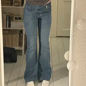 supersnygga jeans med sidoknäppning vid gylfen!! fin kvalitet 🫶  mått: midja 33 innerben 79,5