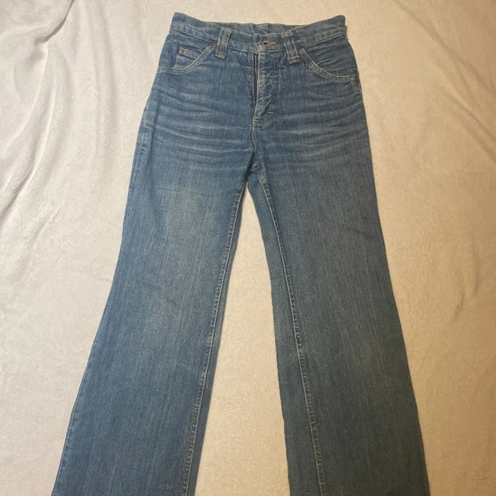 Lee byxor från 70- talet , det står ingen storlek men antar att det är mellan storlek 32/ 34. . Jeans & Byxor.