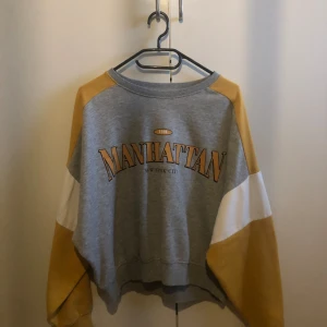 Hoodie 💋 - Säljer denna pga den kom aldrig till användning ❤️ Passar både S/M/L 👌🏾👌🏾