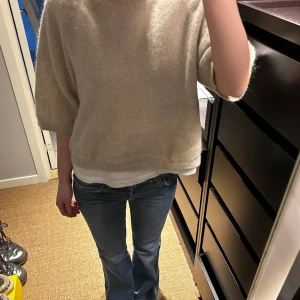 Trekvartsärmad tröja från and other stories  - Sååå fin kortärmad stickad tröja. Helt slutsåld på hemsidan. 