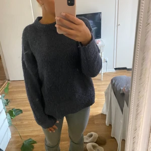 Stickat marinblå tröja - Säljer denna fina marinblåa tröjan💕 storlek S men passar Xs/M också. Använd några gånger därav lite nopprig 🤗