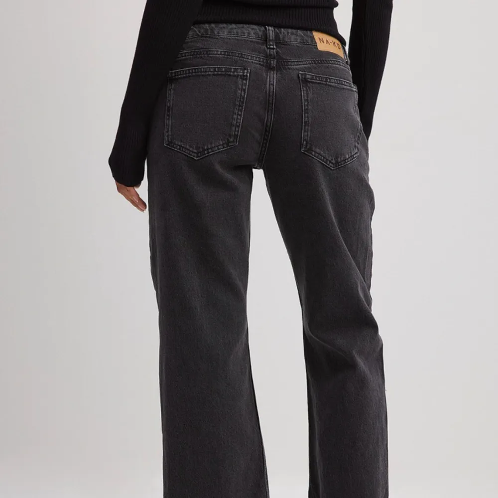 Lågmidjade mörkgråa jeans från NAKD, använda max 2 gånger! Köpta för 699kr. Jeans & Byxor.