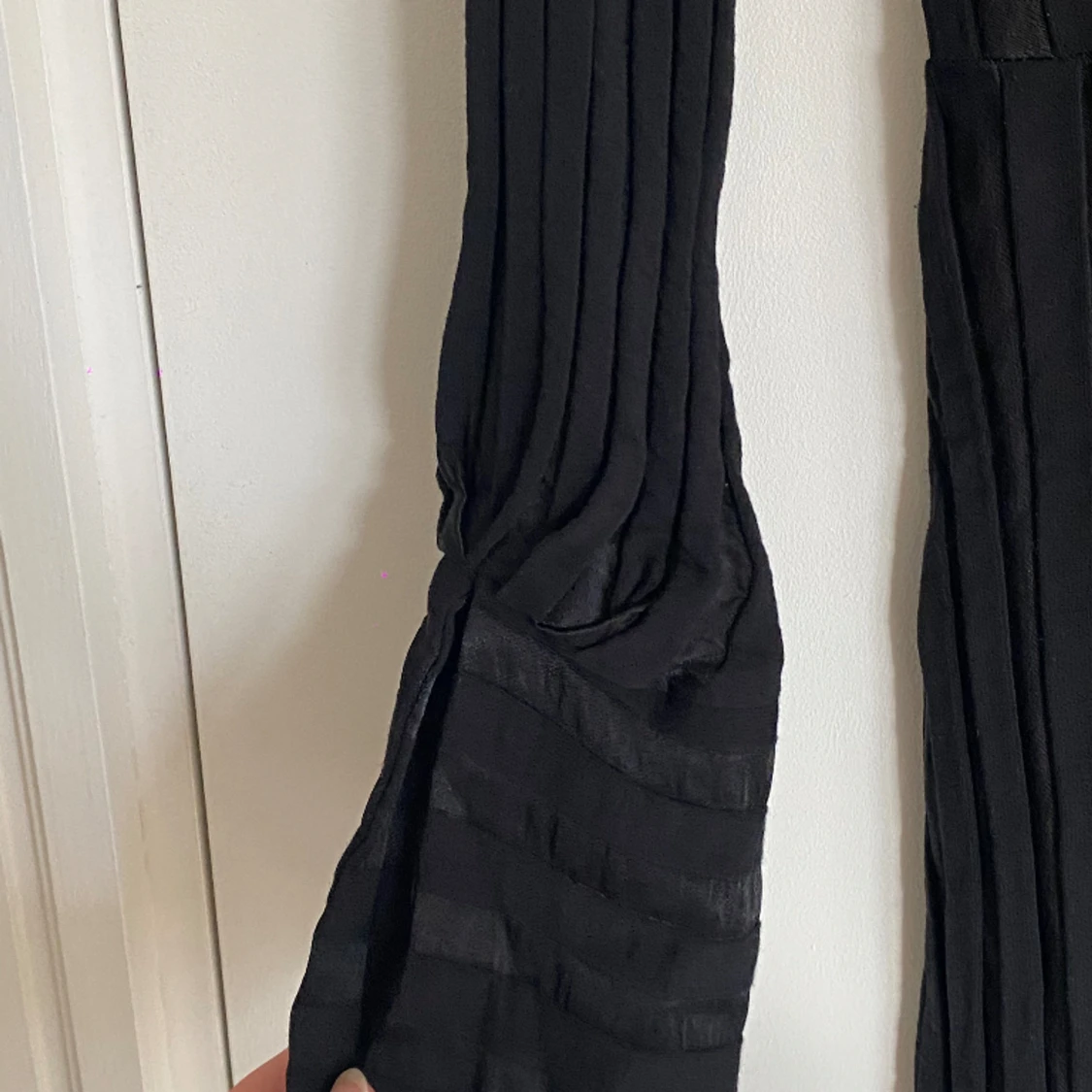 Långärmad svart klänning - 91
